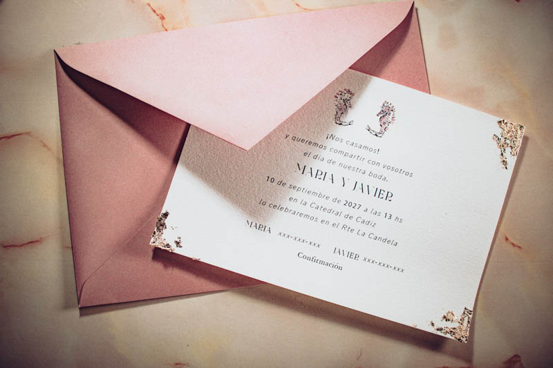 Colección completa de papelería personalizada para boda: invitación, sobre, marcasitio y minuta