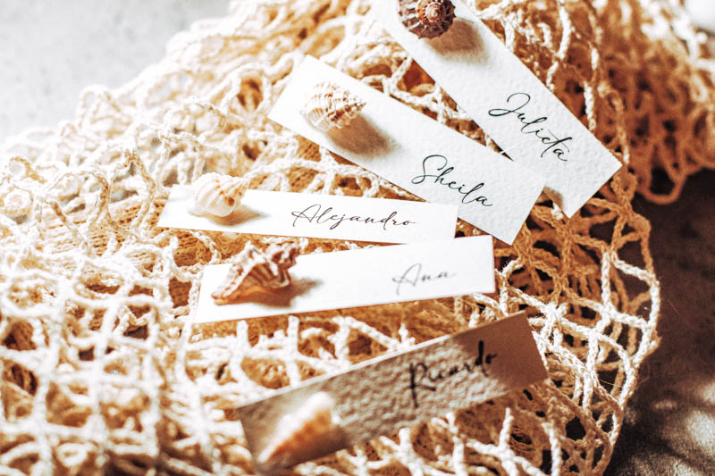Marcasitio artesanal con concha natural para boda temática marina